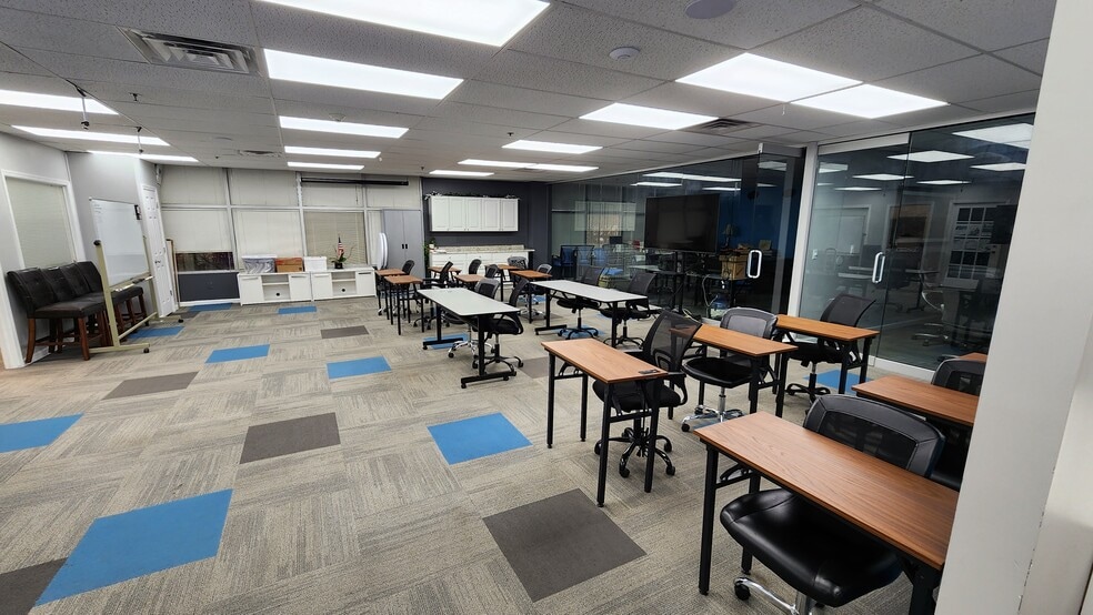 5018 Express Dr S, Ronkonkoma, NY à louer - Photo intérieure - Image 2 de 6