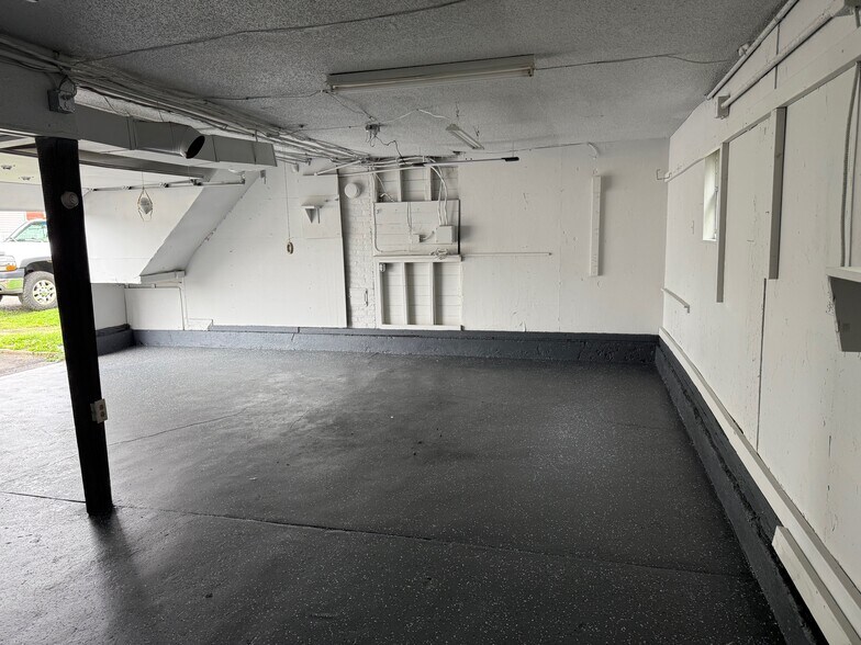 61 Van Zant St, Norwalk, CT à louer - Photo du bâtiment - Image 3 de 4