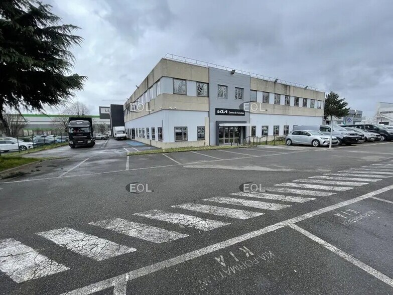 Flex in Nanterre for lease - Building Photo - Image 1 of 9