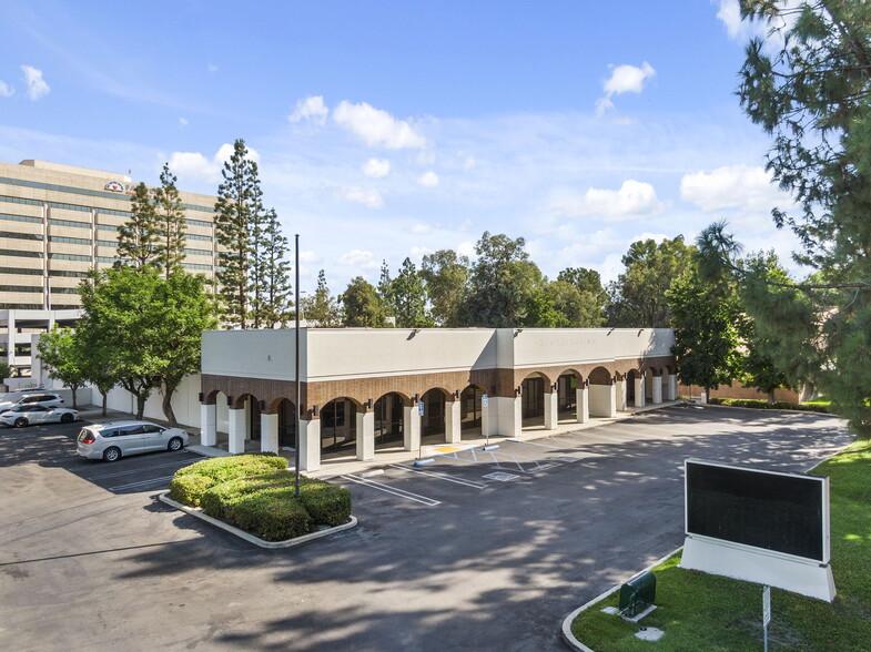 21725 Erwin St, Woodland Hills, CA for lease - Building Photo - Image 1 of 19