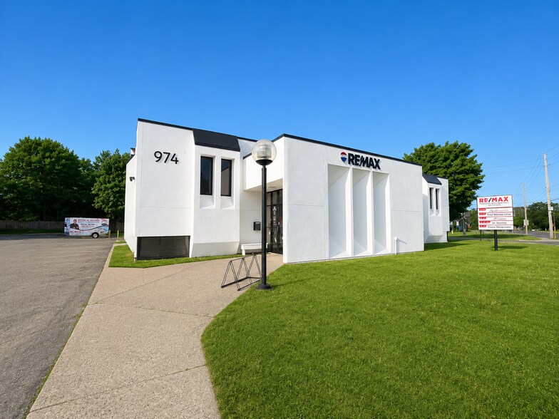 974 Queen St, Sault Ste. Marie, ON à louer - Photo du bâtiment - Image 2 de 19