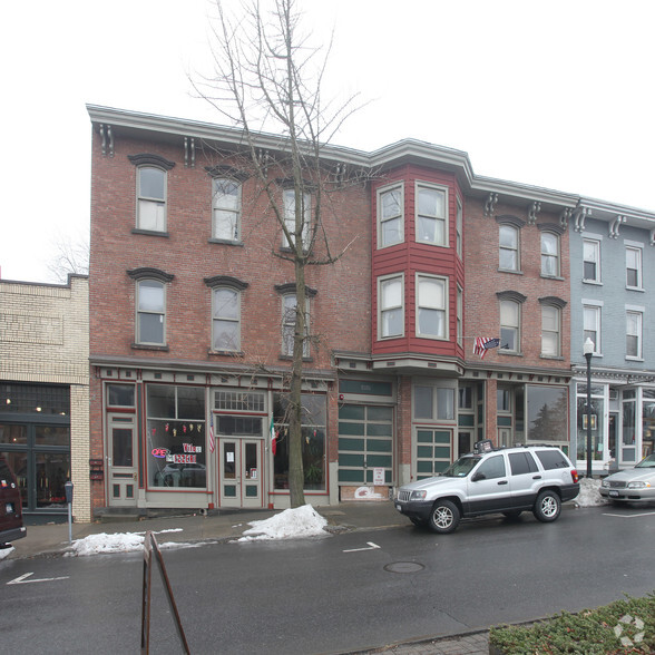 83-85 Broadway, Kingston, NY à louer - Photo principale - Image 1 de 2