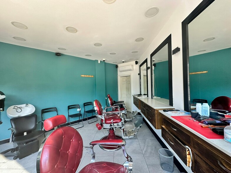 195A-197 Uxbridge Rd, London for lease - Building Photo - Image 2 of 2