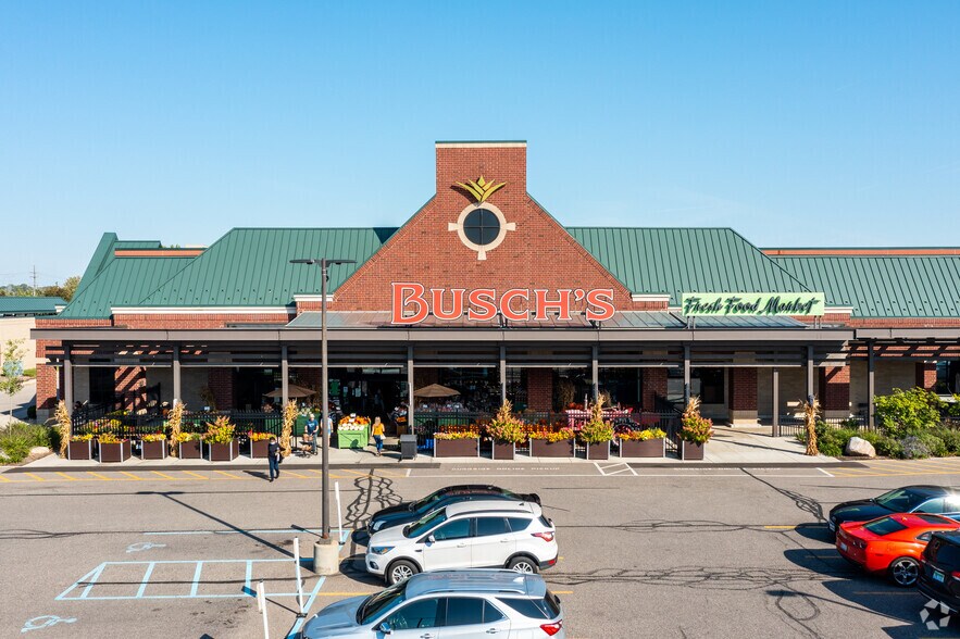 225 S Canton Center Rd, Canton, MI à louer - Photo du bâtiment - Image 2 de 7