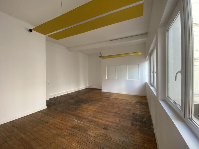 Office/Retail in Paris for lease - Interior Photo - Image 1 of 8