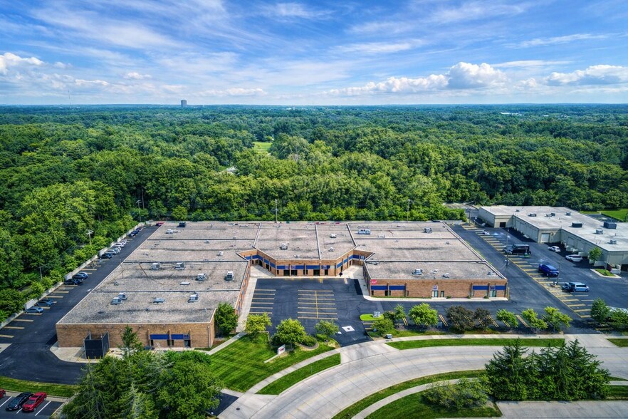 21421 Hilltop St, Southfield, MI à louer - Photo principale - Image 1 de 4