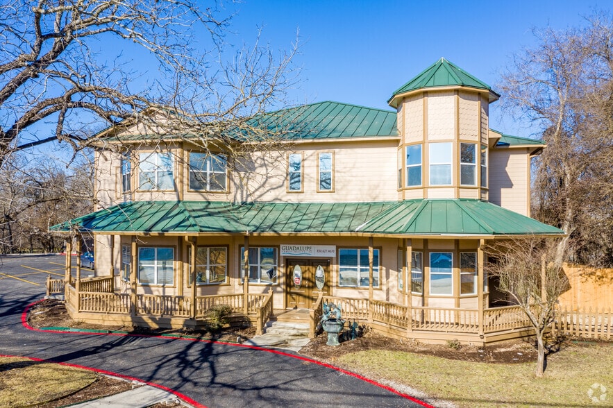 921 Lakeview Blvd, New Braunfels, TX for lease - Primary Photo - Image 1 of 13