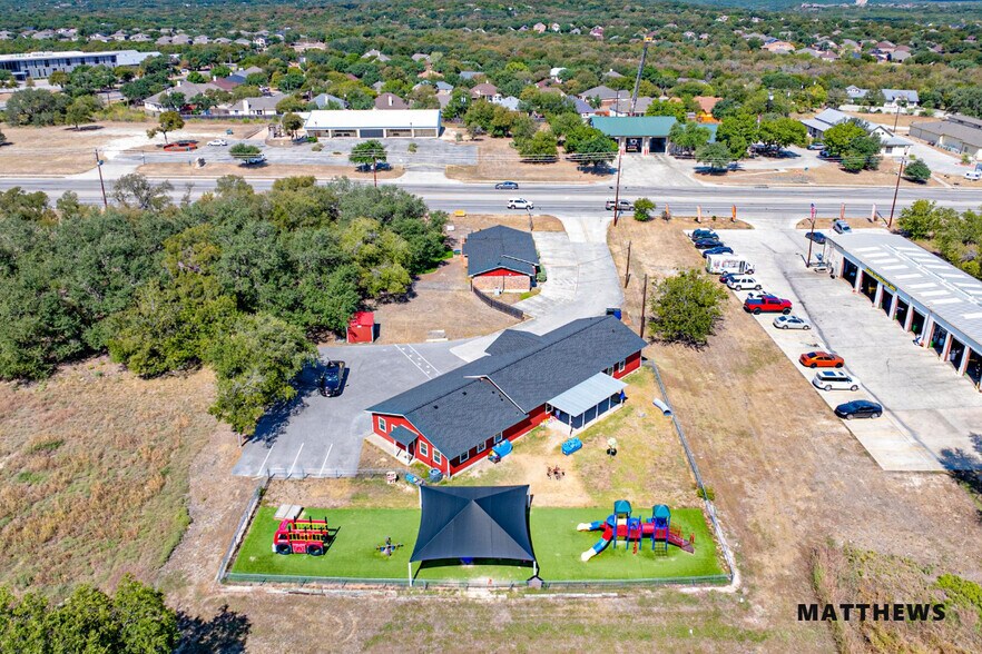 2411 Hunter Rd, San Marcos, TX à vendre - Photo du bâtiment - Image 2 de 3