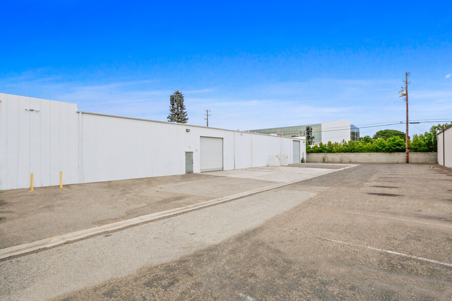 2220 S Dupont Dr, Anaheim, CA for lease - Building Photo - Image 3 of 4