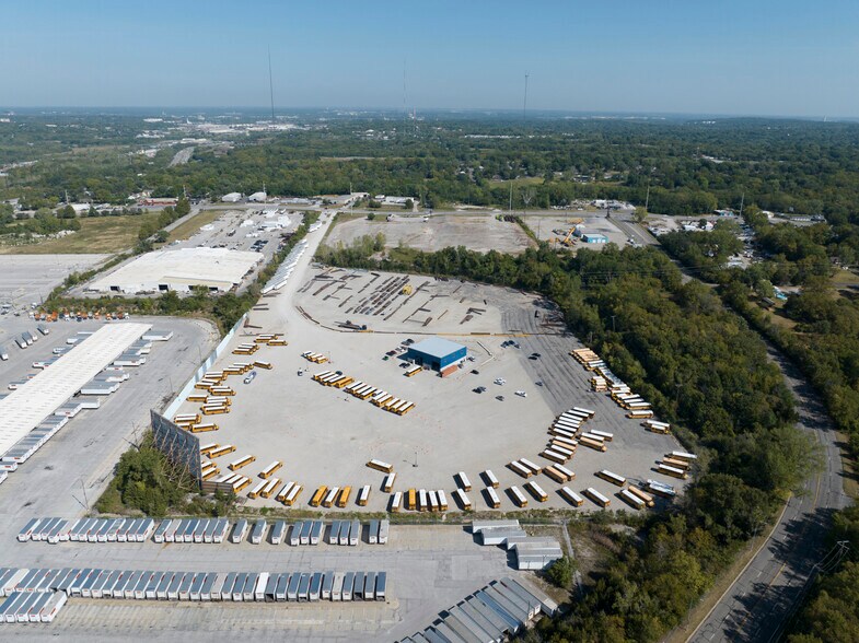 8753 E US 40 Hwy, Kansas City, MO à louer - Photo du bâtiment - Image 3 de 9