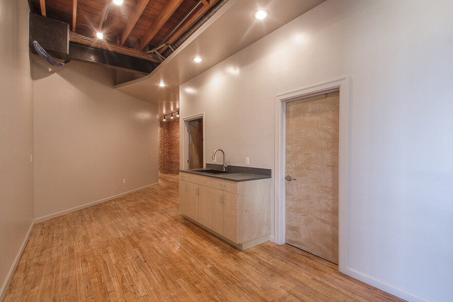 1625-1627 Oak St, Kansas City, MO for lease - Interior Photo - Image 3 of 9