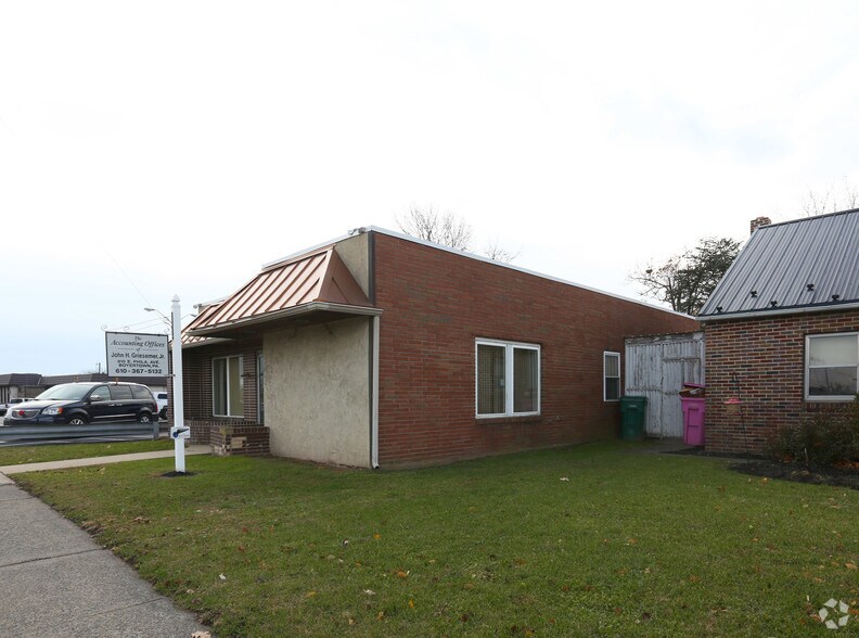 800 E Philadelphia Ave, Boyertown, PA à louer - Photo du bâtiment - Image 2 de 4
