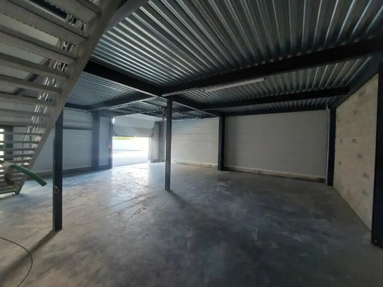 Industrial in Vedène for sale - Interior Photo - Image 2 of 6