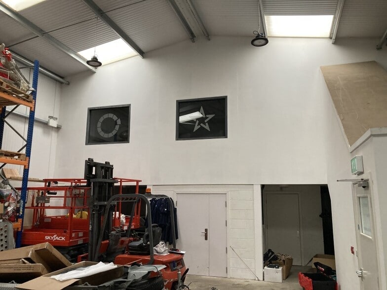 Dannemora Dr, Sheffield for lease - Interior Photo - Image 2 of 2