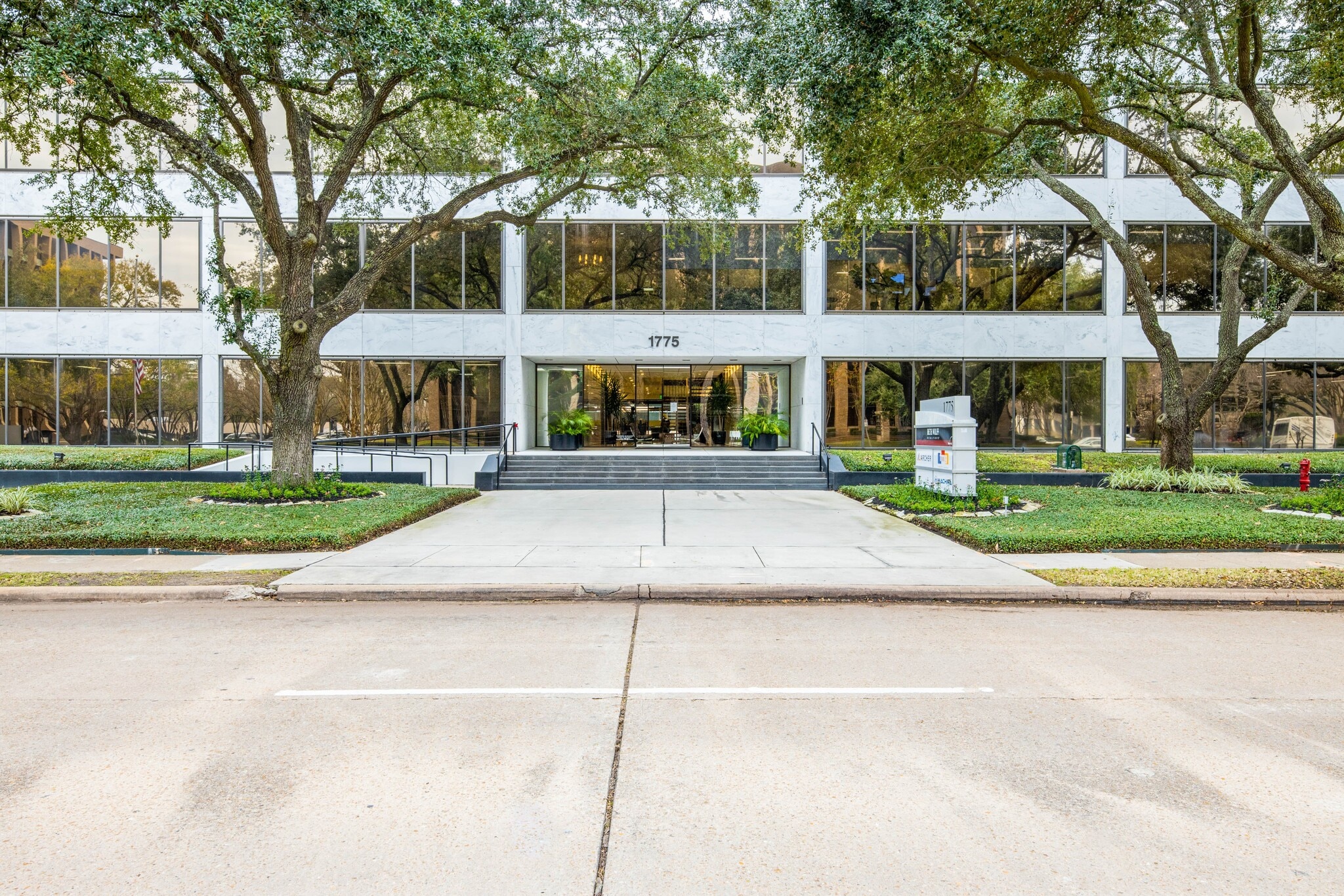 1775 St James Pl, Houston, TX for lease Primary Photo- Image 1 of 5