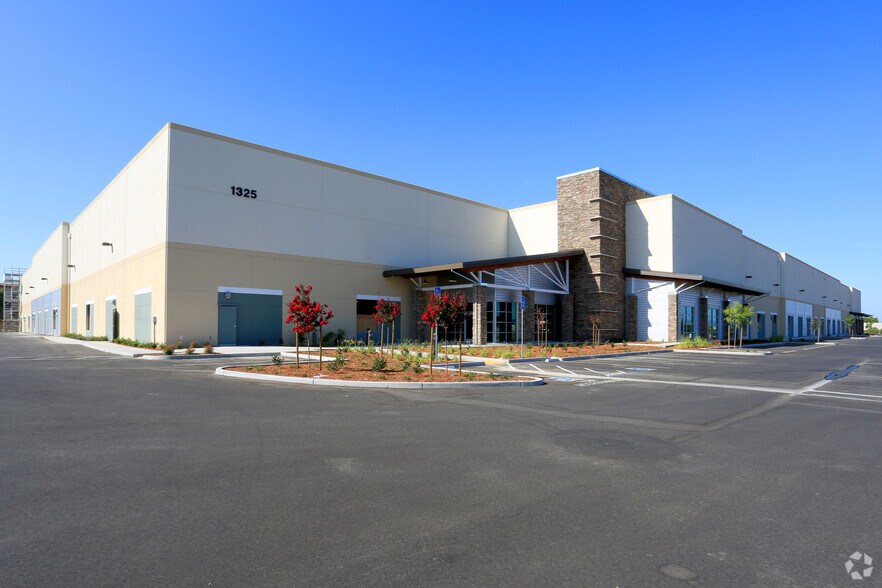 1325 Airport Blvd, Napa, CA à louer - Photo du bâtiment - Image 1 de 12