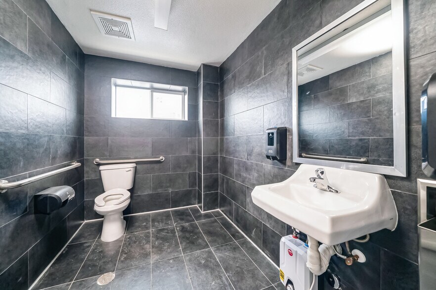 2330 E Kaviland Ave, Fresno, CA à vendre - Photo du bâtiment - Image 2 de 34