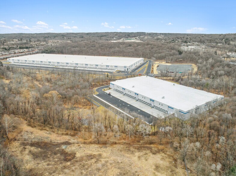 25 Old Mill Rd, Suffern, NY à louer - Photo du bâtiment - Image 2 de 10