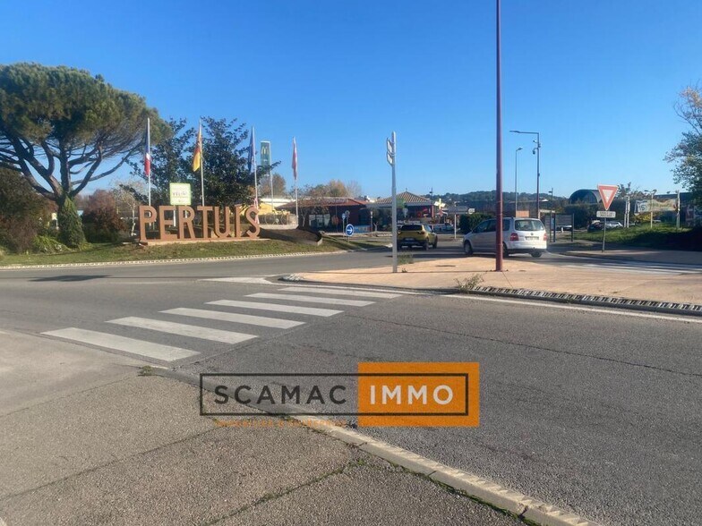 Retail in Pertuis for lease - Building Photo - Image 1 of 3