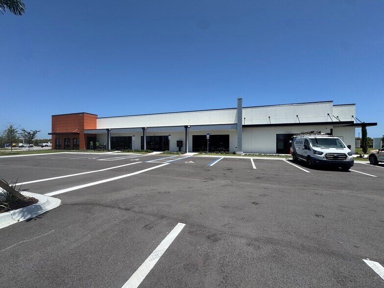 8795 Ivanhoe Drive, Melbourne, FL à louer - Photo du bâtiment - Image 2 de 12