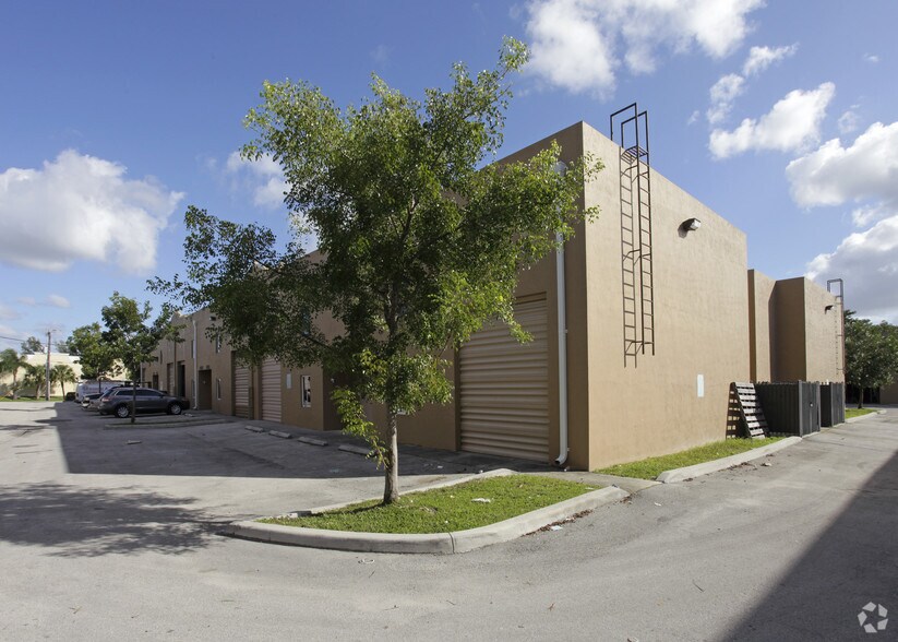 4652-4672 NW 133rd St, Opa-locka, FL à vendre - Photo du bâtiment - Image 2 de 2