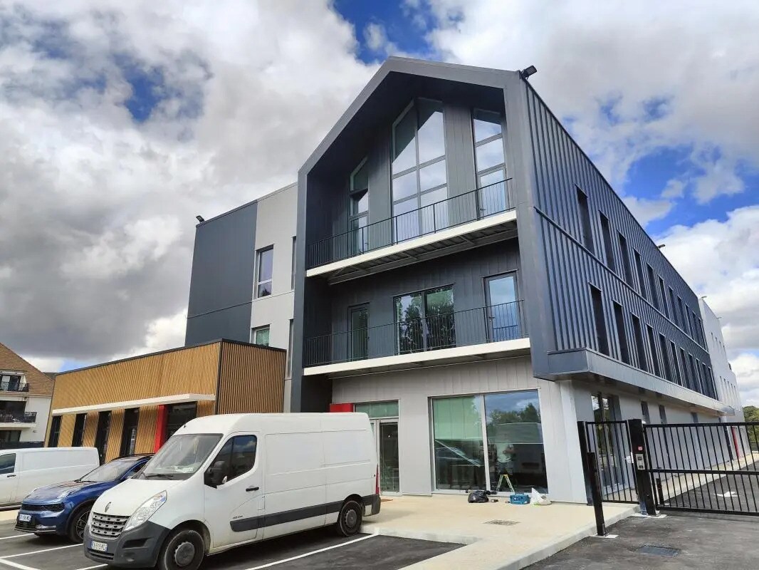 Office in Plaisir for lease Building Photo- Image 1 of 14