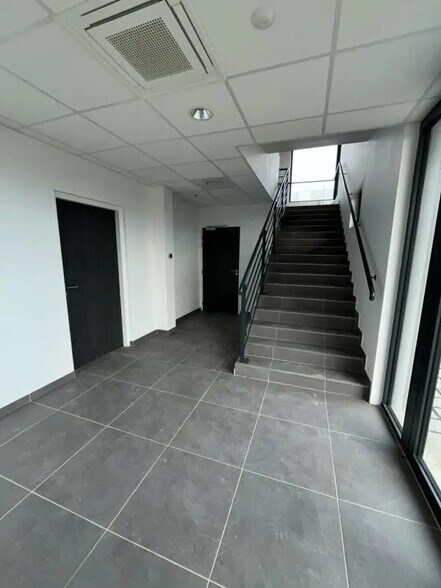 Local d'activités dans Chanteloup-en-Brie à vendre - Photo du bâtiment - Image 3 de 11