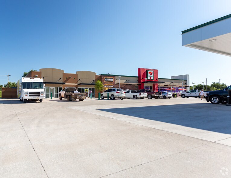 1383-1391 E Memorial, Edmond, OK for lease - Building Photo - Image 2 of 6