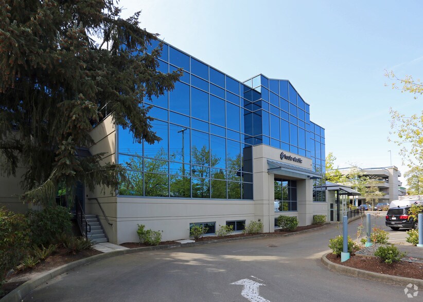 2261 Keating Cross Rd, Central Saanich, BC à louer - Photo du bâtiment - Image 2 de 7