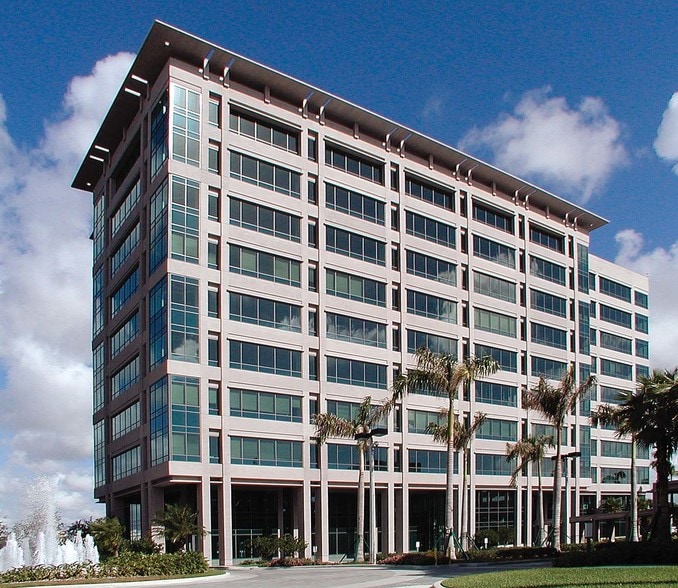 703 NW 62nd Ave, Miami, FL à louer - Photo du bâtiment - Image 2 de 13