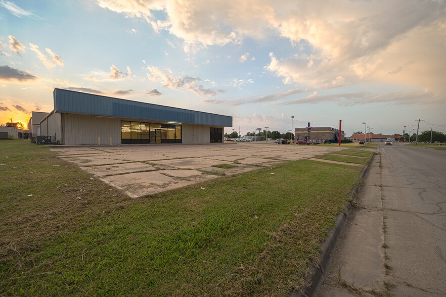 901 Lewark St, Coffeyville, KS for sale - Building Photo - Image 2 of 6