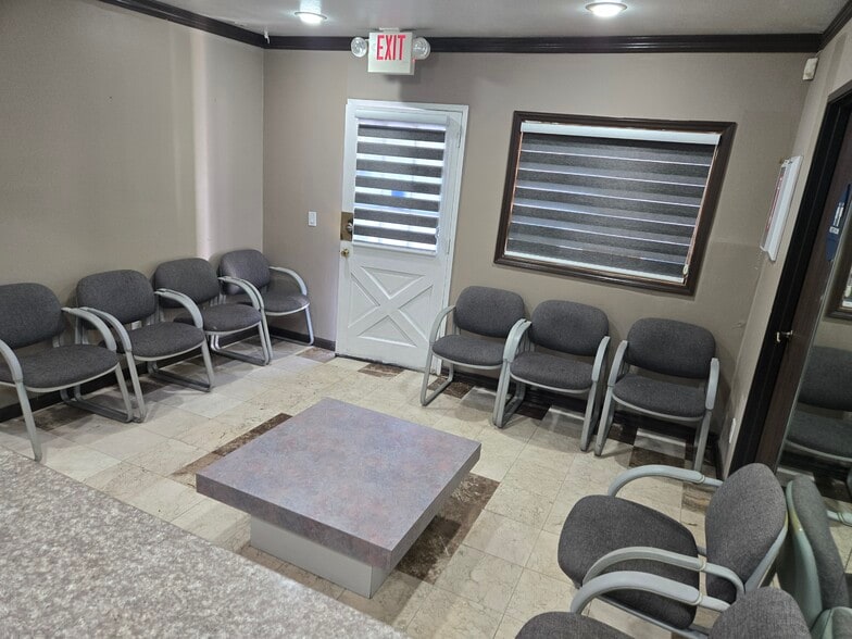 335 W Arrow Hwy, Glendora, CA for lease - Building Photo - Image 2 of 5