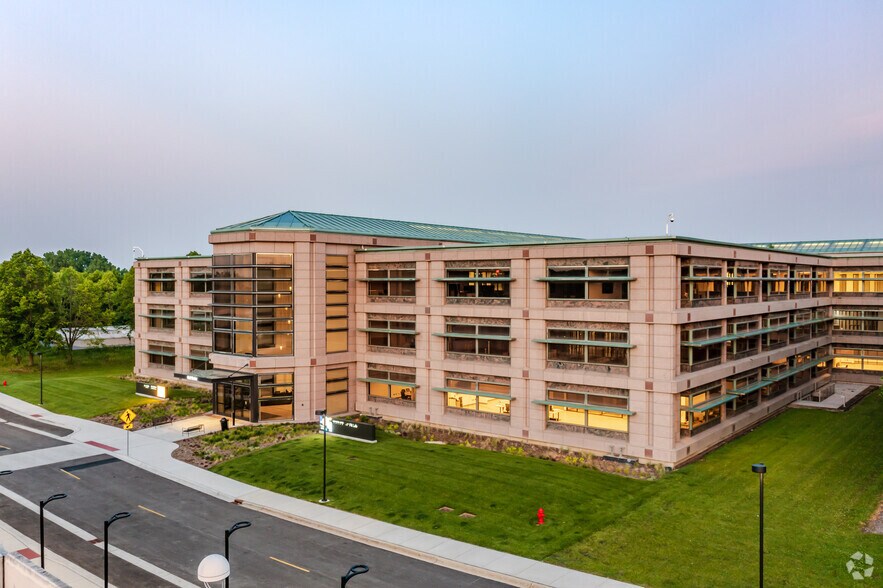 2000 Center Dr, Hoffman Estates, IL à louer - Photo du bâtiment - Image 1 de 39