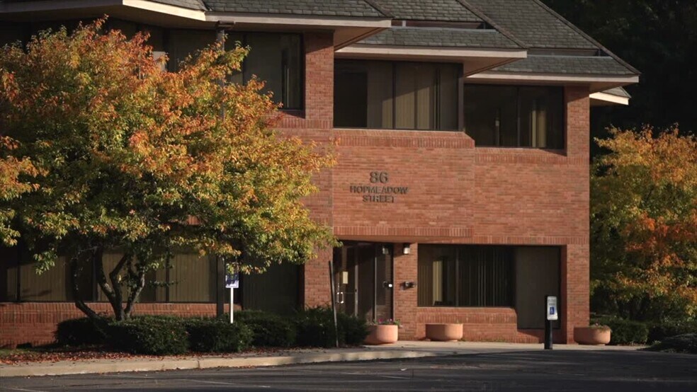 86 Hopmeadow St, Simsbury, CT à louer - Vidéo sur l’inscription commerciale - Image 2 de 2