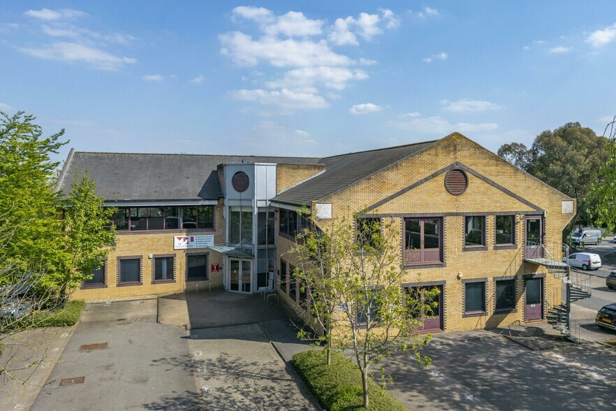 Waterside Dr, Slough à louer - Photo du bâtiment - Image 2 de 7