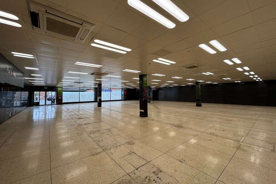 51-53 Chester Rd W, Deeside à vendre - Photo du bâtiment - Image 2 de 4