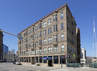 Plus de détails pour 106-108 W Wells St, Milwaukee, WI - Vente au détail à louer