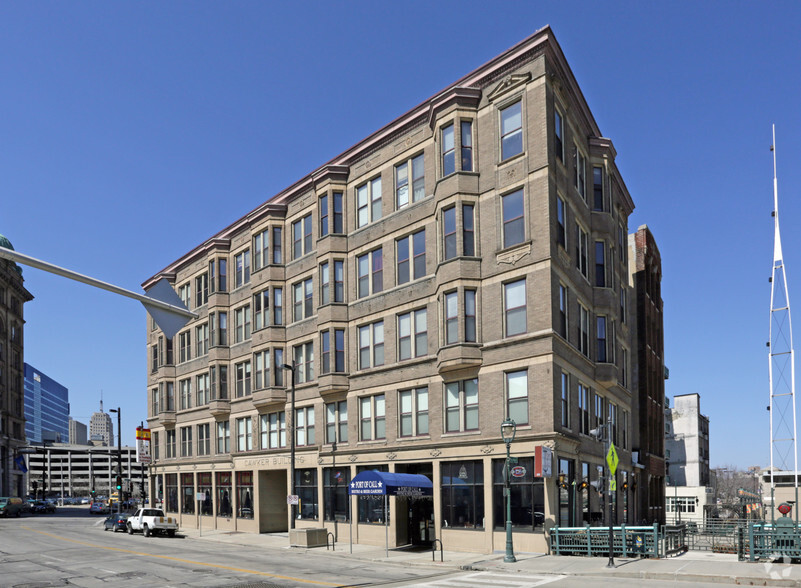 106-108 W Wells St, Milwaukee, WI for lease - Primary Photo - Image 1 of 9