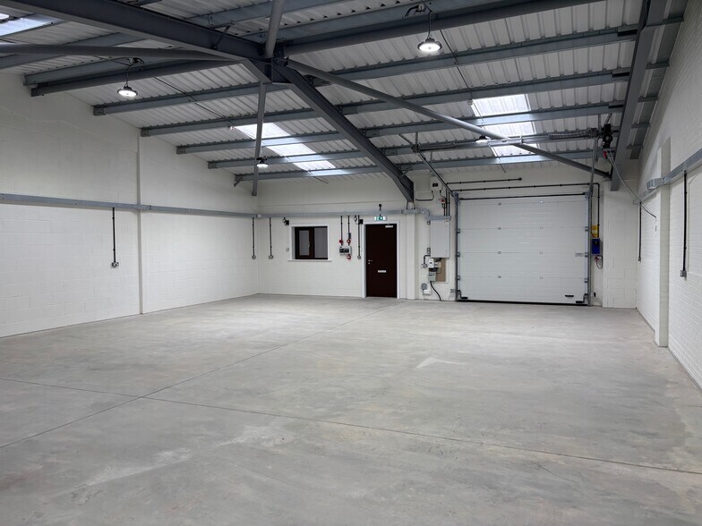 Hoyle Rd, Calverton for lease - Interior Photo - Image 2 of 10