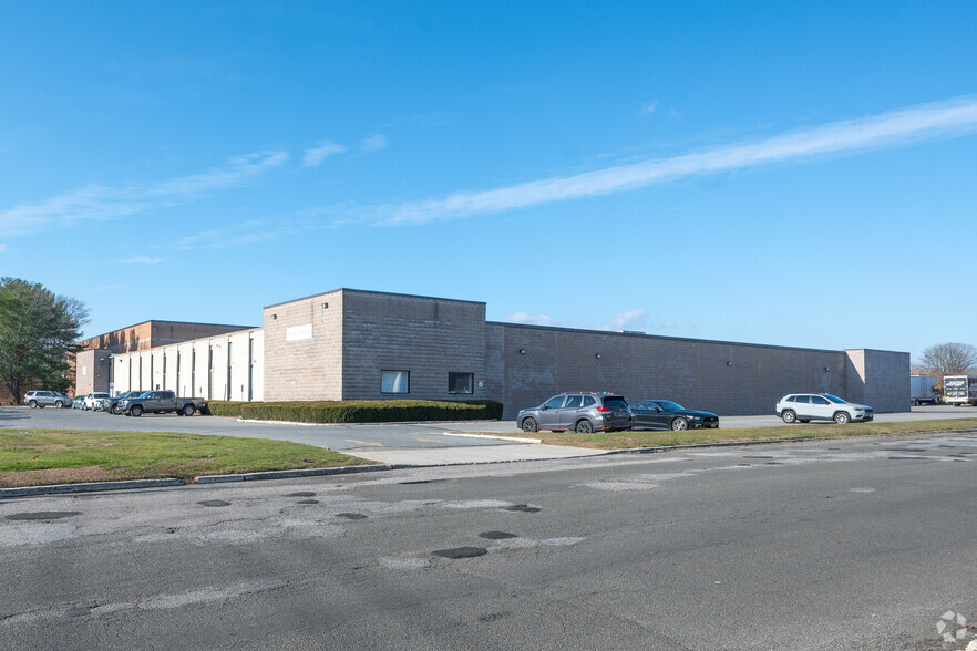 923 Motor Pky, Hauppauge, NY for lease - Building Photo - Image 3 of 4