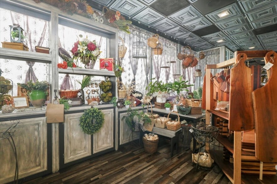 210 Jan Howard Expy, West Plains, MO for sale - Interior Photo - Image 3 of 25