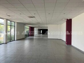 105 Rue Francois Hennebique, Aix-en-Provence for lease Interior Photo- Image 2 of 5