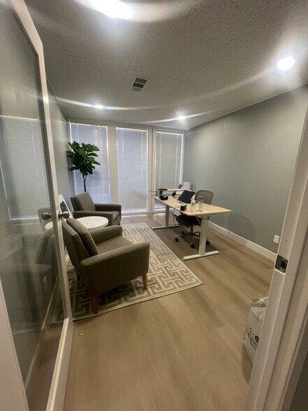 1504 Brookhollow Dr, Santa Ana, CA à louer - Photo du bâtiment - Image 2 de 9