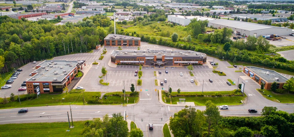 480 Huronia Rd, Barrie, ON à louer - Photo du bâtiment - Image 2 de 4