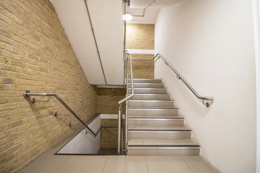 11 Beavor Ln, Londres à vendre - Photo du bâtiment - Image 3 de 5