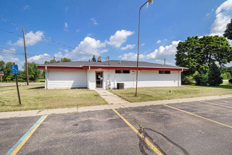 5204 Davison Rd, Burton, MI à vendre - Photo du bâtiment - Image 3 de 17