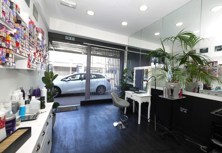 High Rd, London for lease - Building Photo - Image 2 of 12