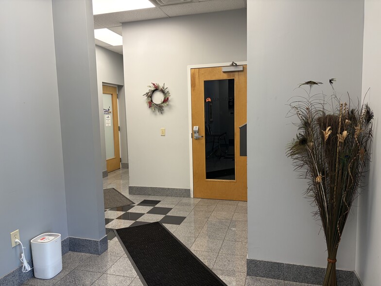 2240 S County Trl, East Greenwich, RI for lease - Building Photo - Image 2 of 14