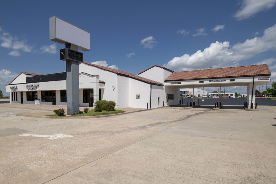 1201 Cornwell Ave, Yukon, OK à louer - Photo du bâtiment - Image 3 de 7