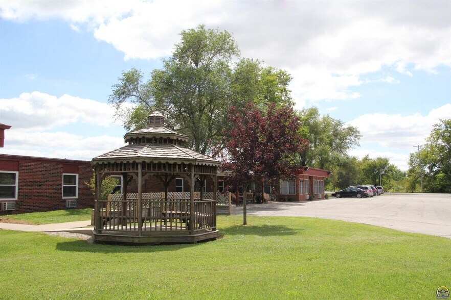 128 Pearson Ave, Waverly, KS à vendre - Photo du bâtiment - Image 3 de 17